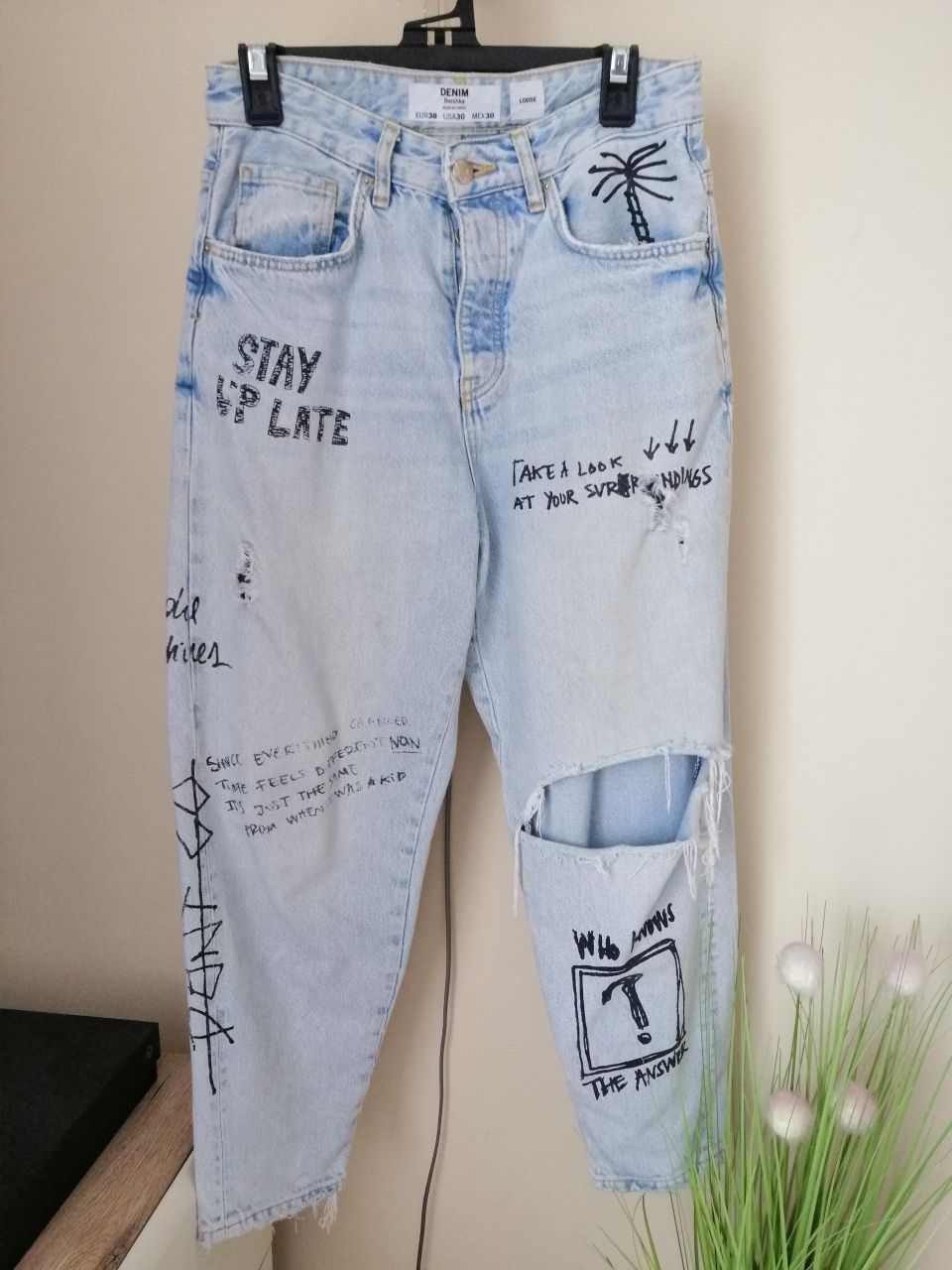 Modne spodnie jeans loose Bershka napisy dziury 38 M