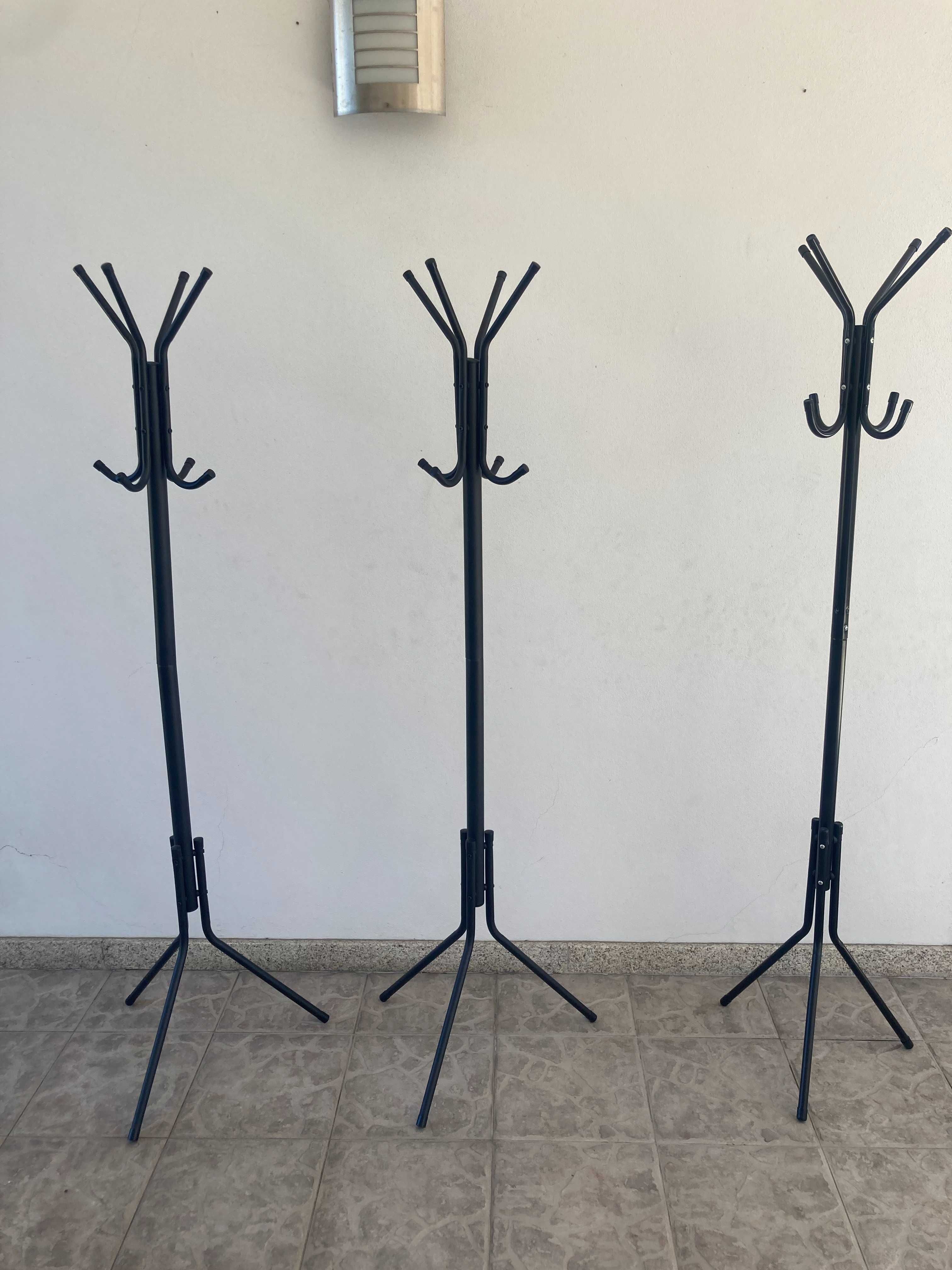 Cabide preto com pé em metal com 8 ganchos