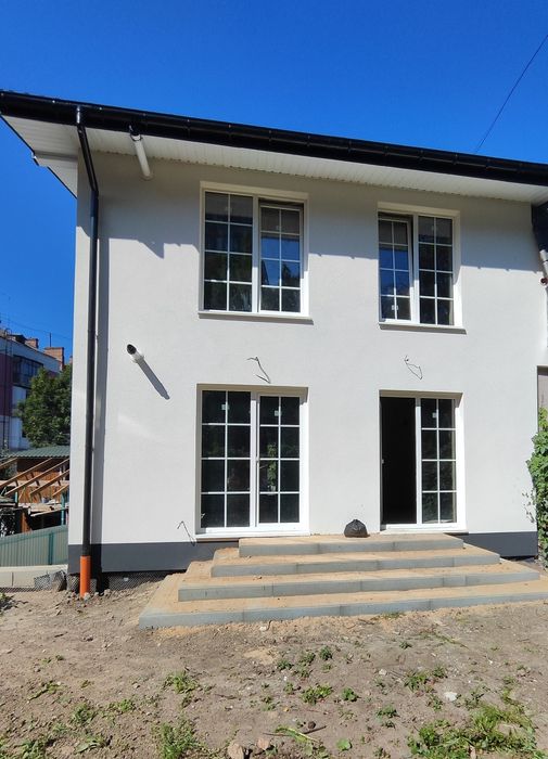 = Продам квартиру з власною ділянкою в центрі