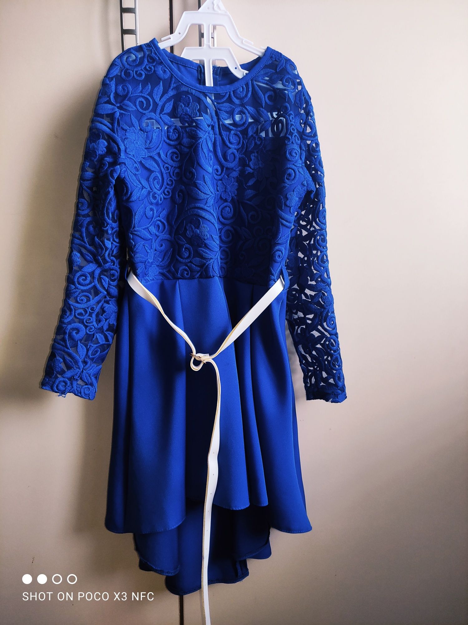 Синя сукня з ременем