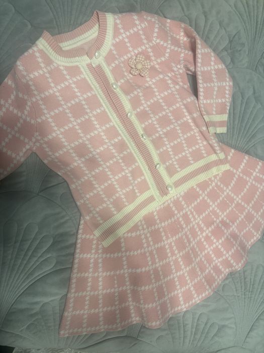 Теплий костюм для дівчинки дуже стильно виглядає