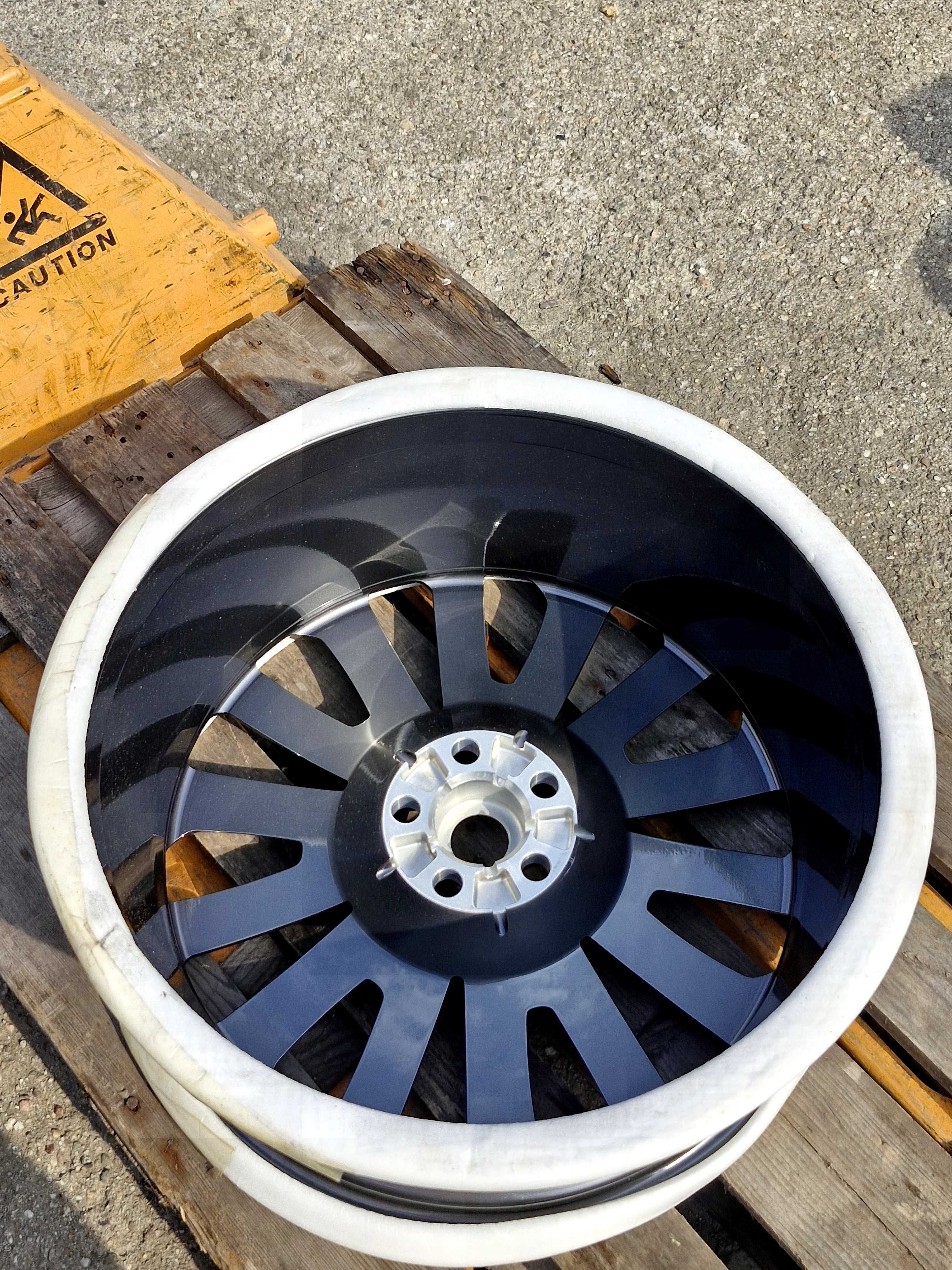 Felga pojedyncza RangeRover Vogue 5x120 r22 9.5j GK5M-1007.BA