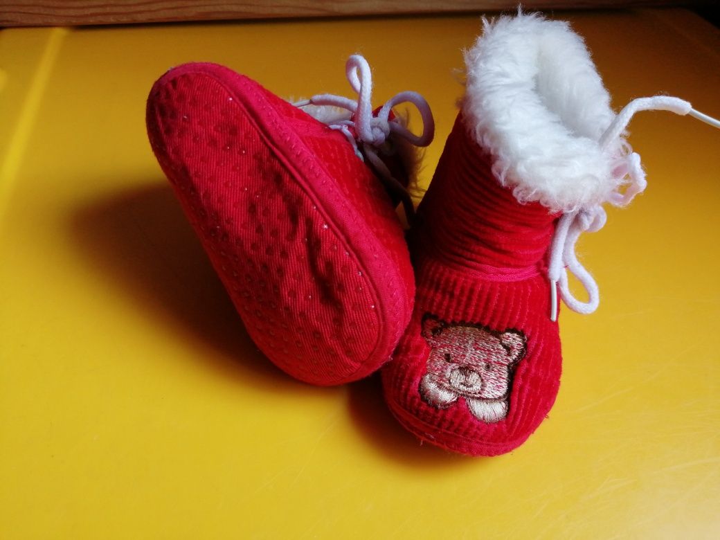 Sapatos/pantufas bebé 9/12 meses. Cada par 2,50€.