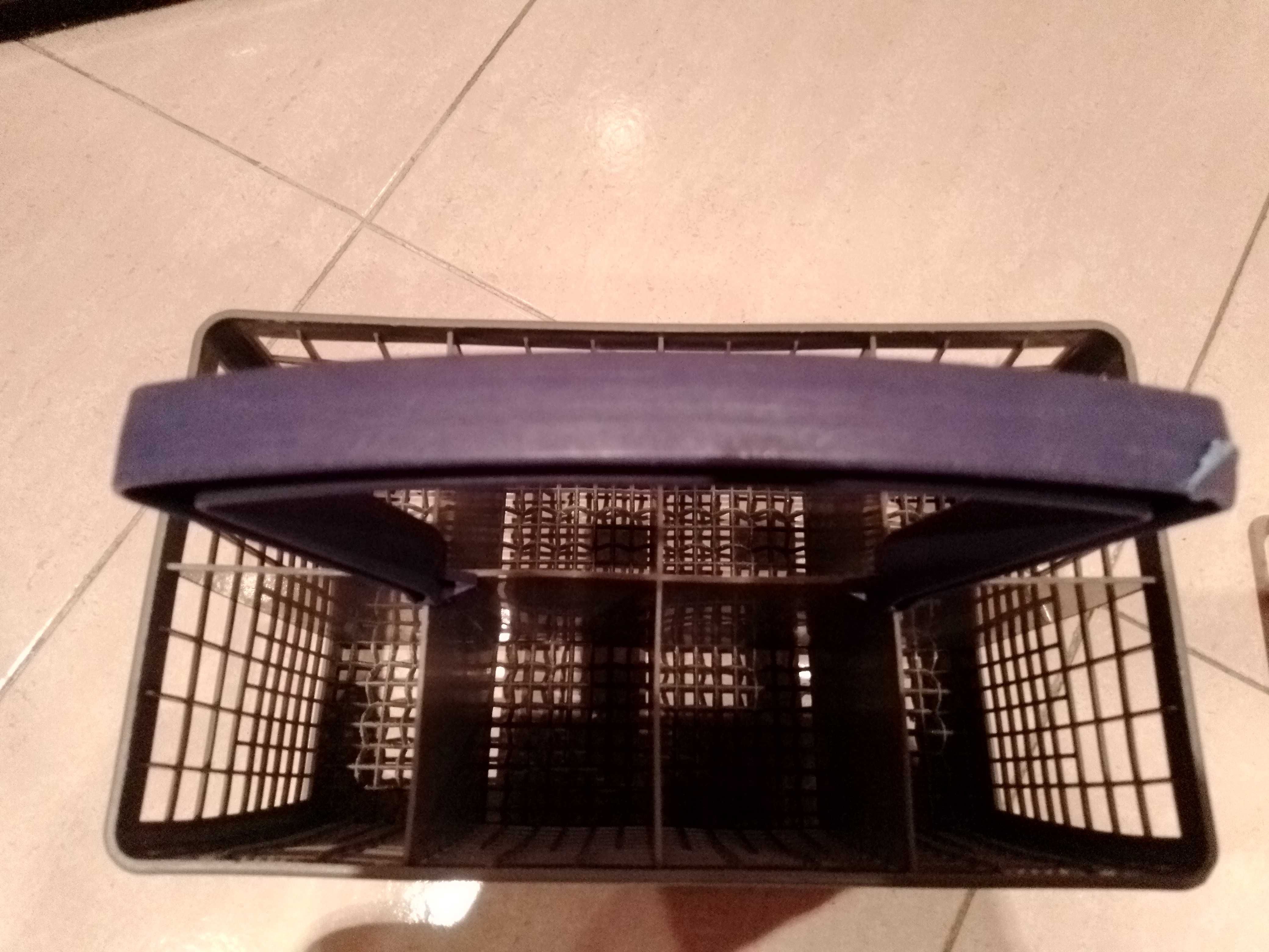 Cesto de talheres para máquina de loiça.