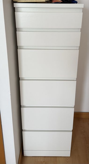 Comoda Malm 6 gavetas,branca com vidro espelhado.