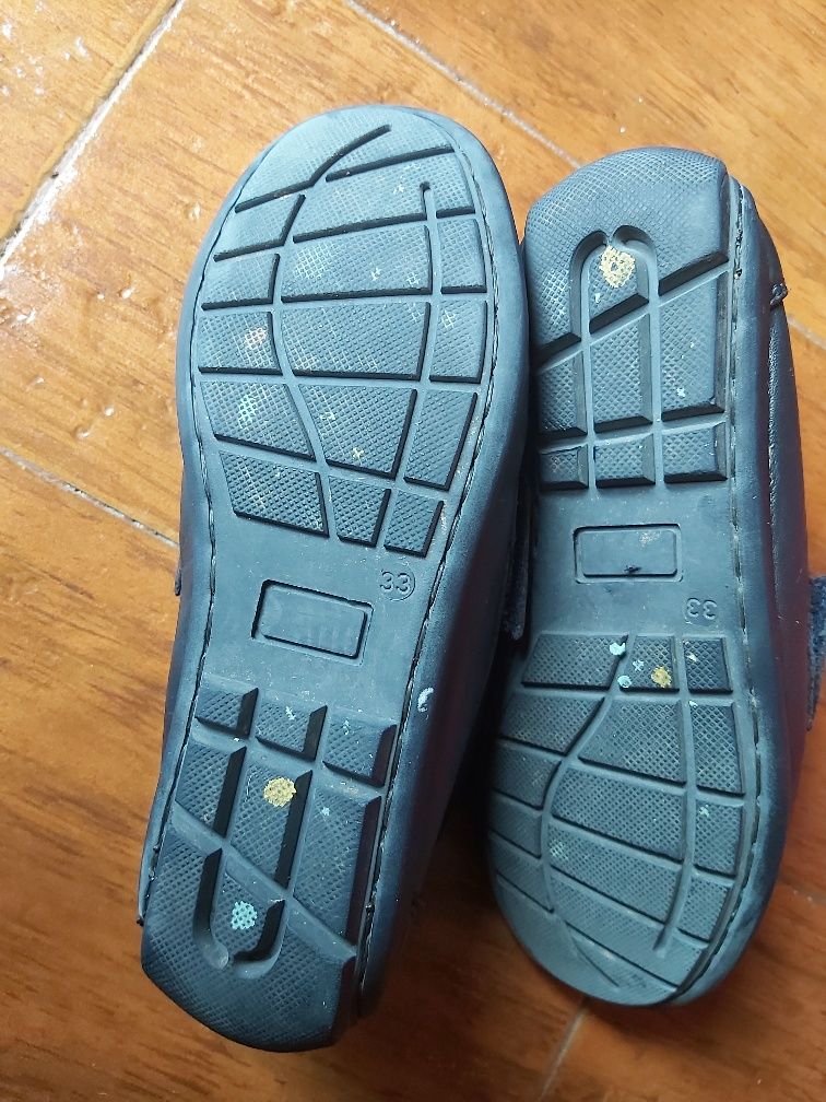 Sapatos azuis em pele, com velcro