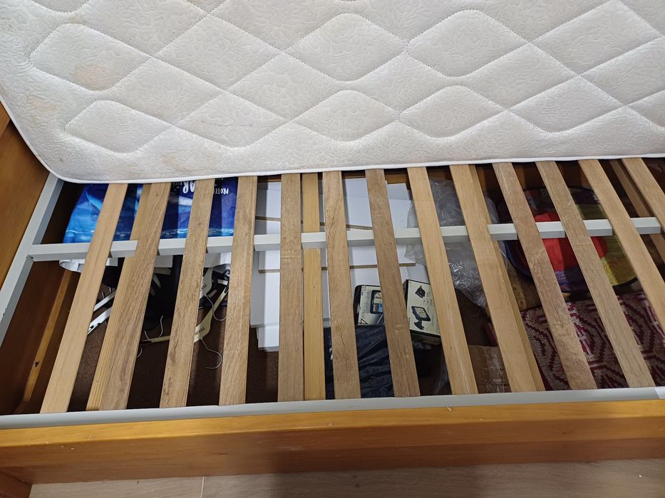 Cama em madeira de cerejeira  com gavetao