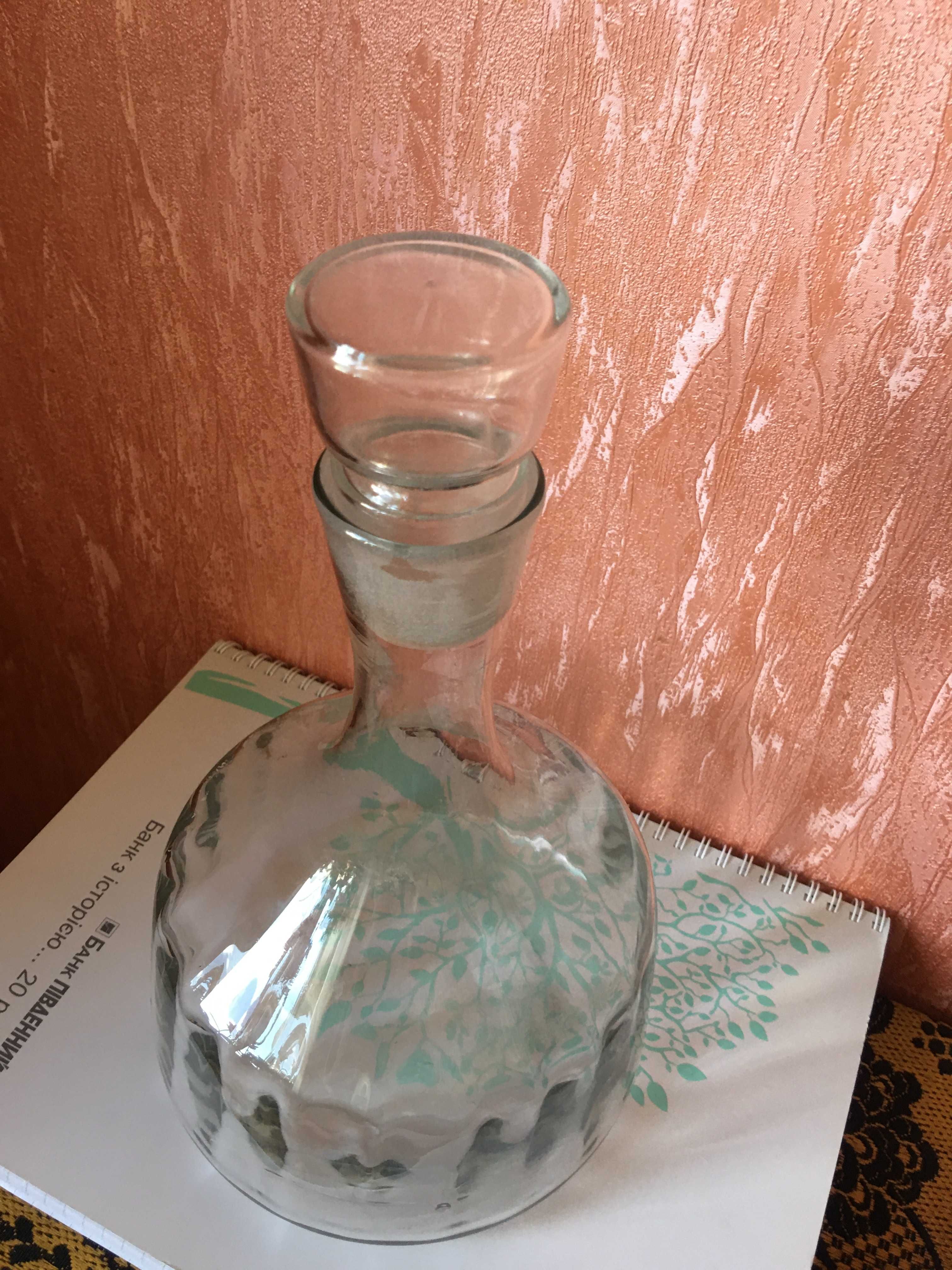 Стеклянные графины.