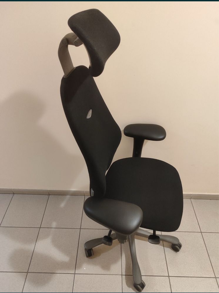 Forel ergonomiczny Kinnarps 600 Plus z zagłówkiem, czarny