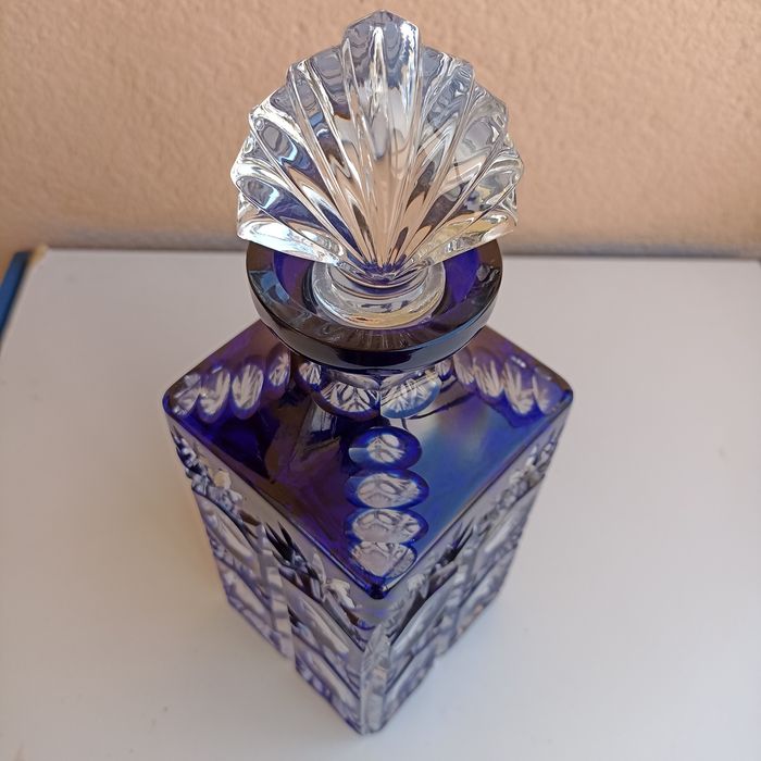 Garrafa de licor lapidada em cristal azul cobalto