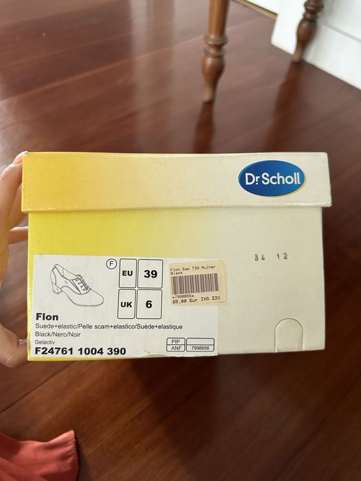 Botas com tacão pretas e cordões da Dr. Scholl's