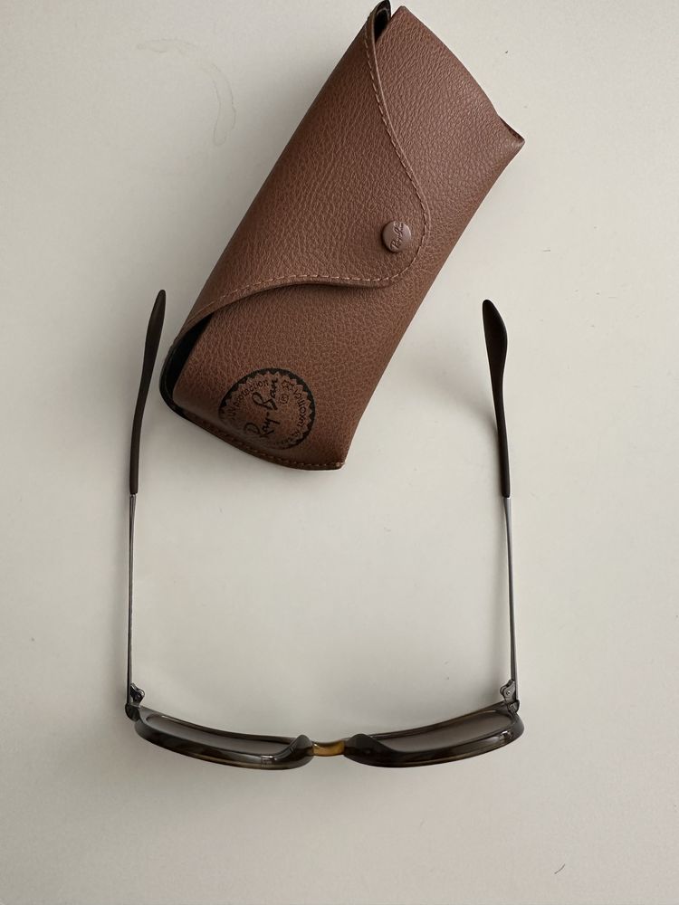 Oculos de Sol Rayban, castanhos.