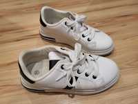 białe sportowe buty