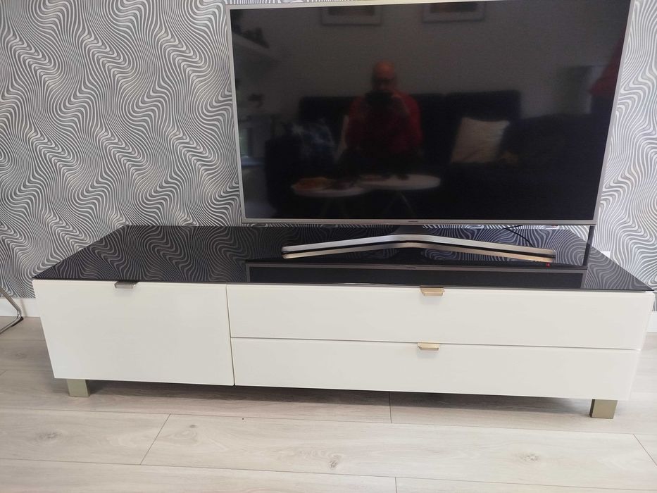 Biała szafka RTV Poole 165 cm / Stolik RTV/ BRW/ Biały połysk / Szkło