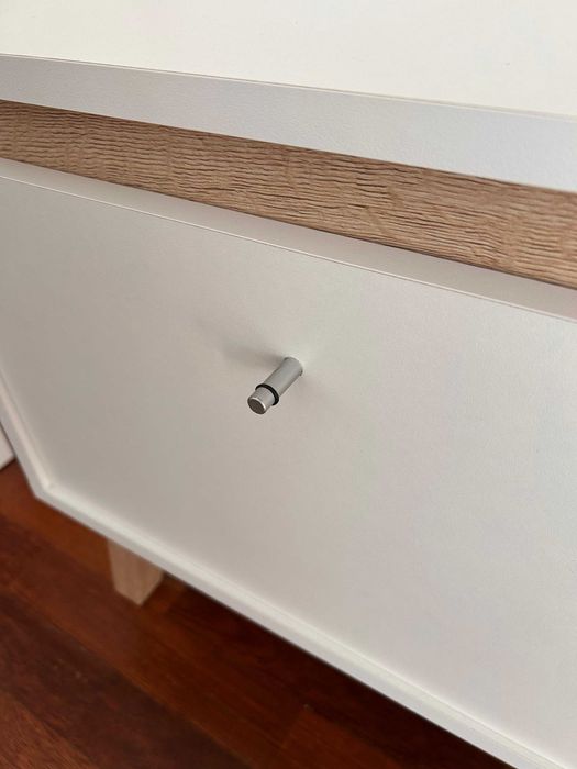 Base/Móvel de TV moderno branco | Praticamente Novo | C:135 L:40 A:47
