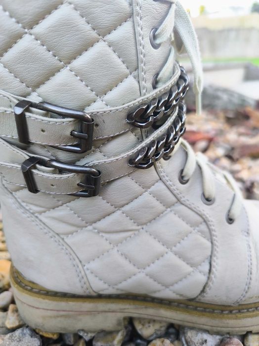 Botas bege tamanho 40