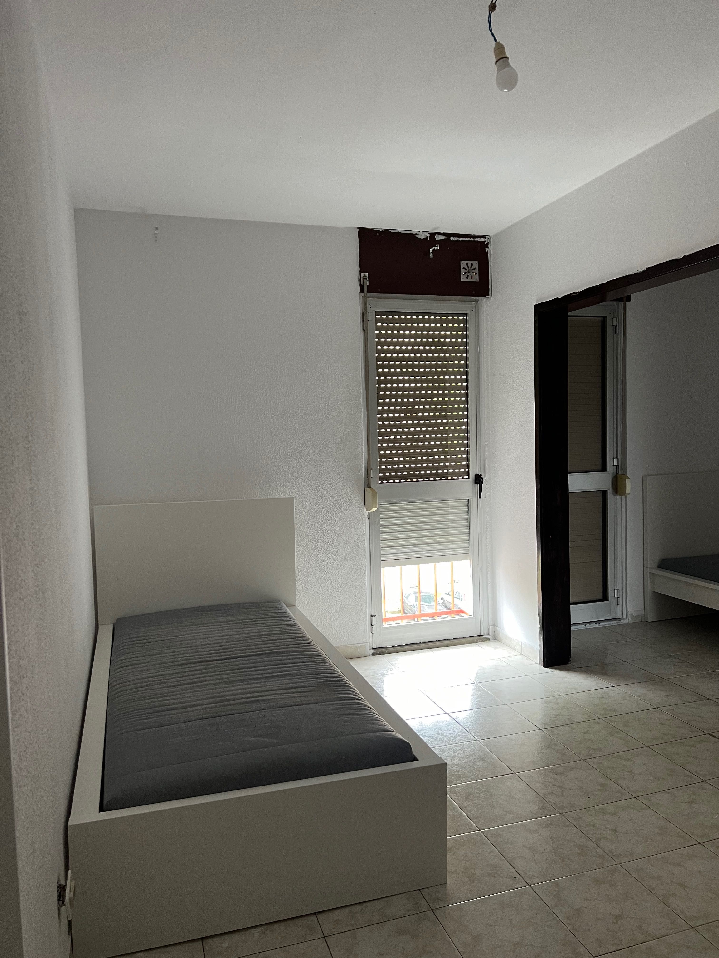 Quarto singular com dois cómodos.