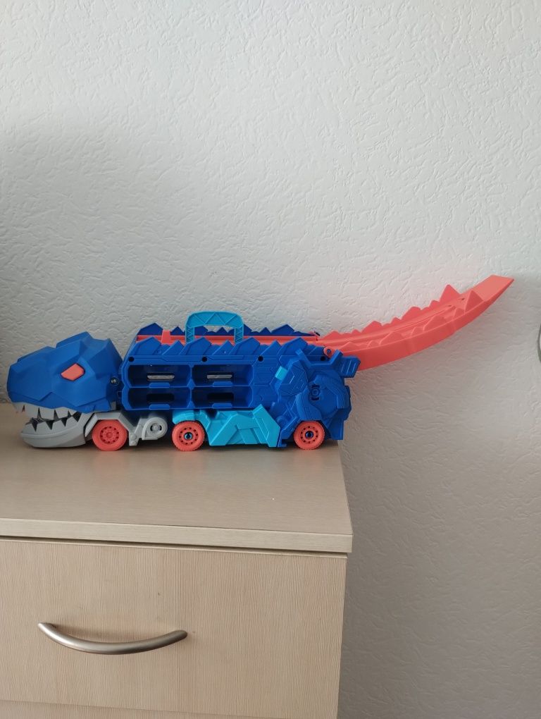 Samochodowy transporter dinozaur z auta
