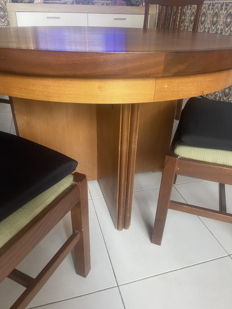 Mesa sala jantar  pinho macico com 4,cadeiras todas  sem nada apontar