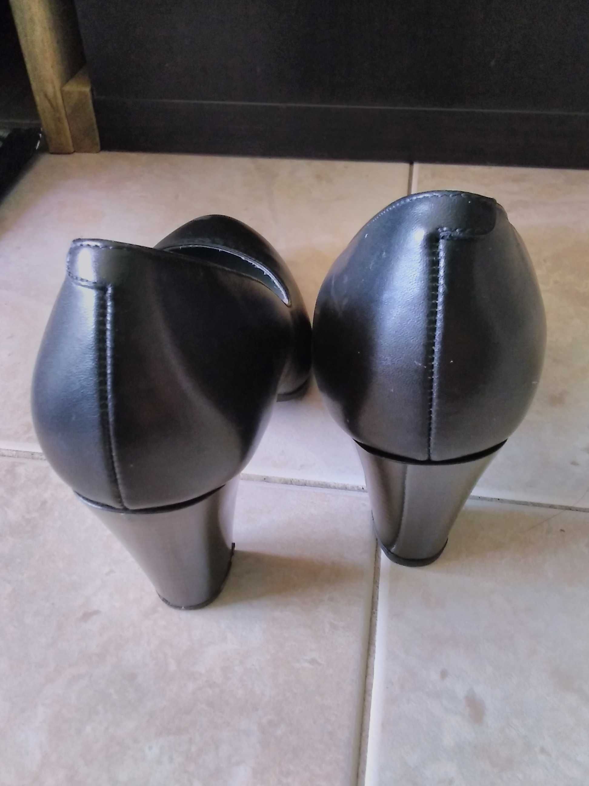 Sapatos de hospedeira de bordo. Oportunidade, estão como novos.