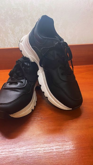 Жіночі кросівки