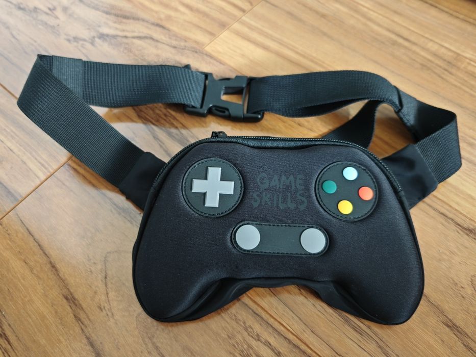Nerka Gamer, torebka SINSAY czarna w kształcie pada do konsoli PAD