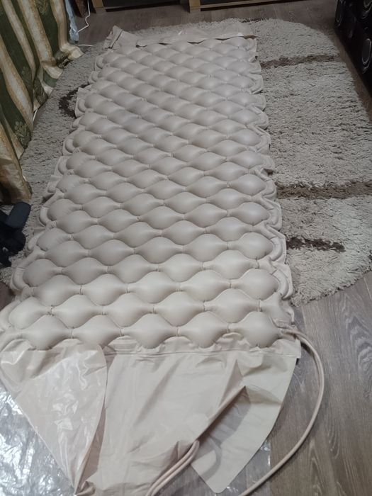 Протипролежневий комірчастий матрац з компресором.