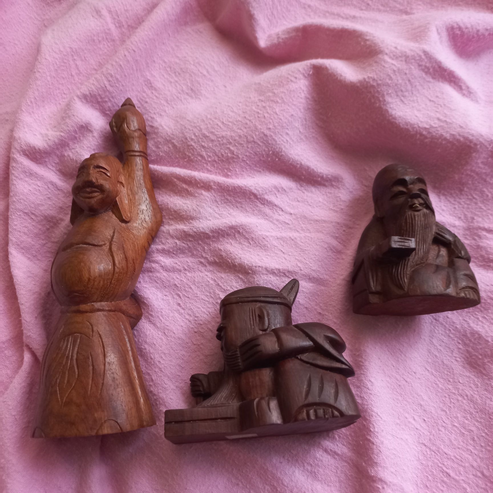 Male drewniane rzeźby figurki