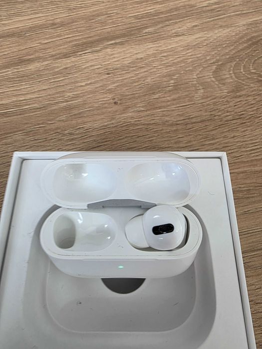 Продам AirPods Pro, правий навушник і кейс, оригінальні.