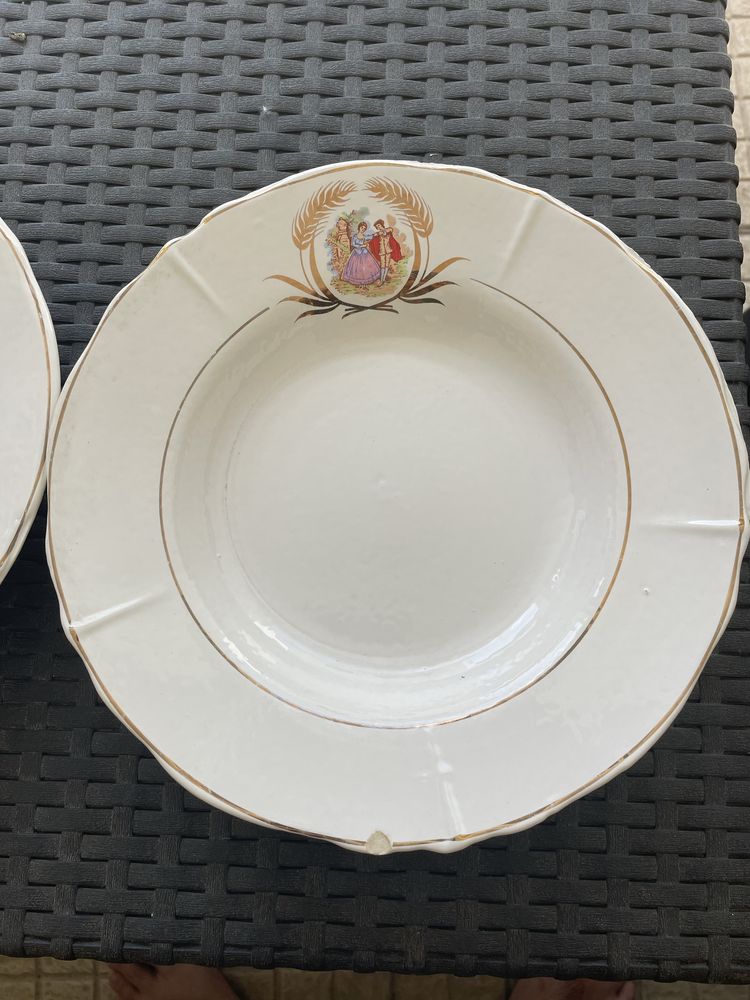 Três pratos de sopa de porcelana