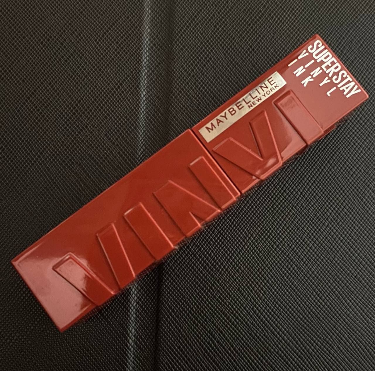 Помада Maybelline New York.
