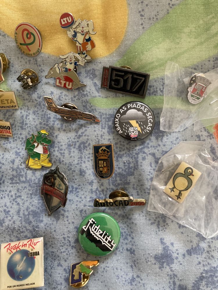 Pins crachás de coleção variados