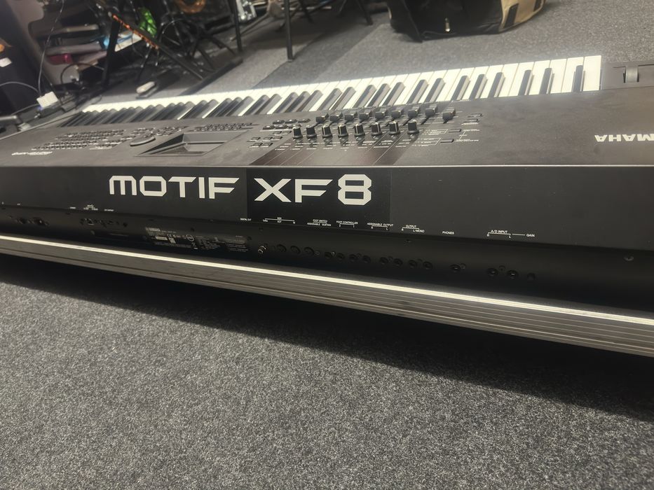 Vendo Yamaha Motif XF8 mais a Flightcase com rodas