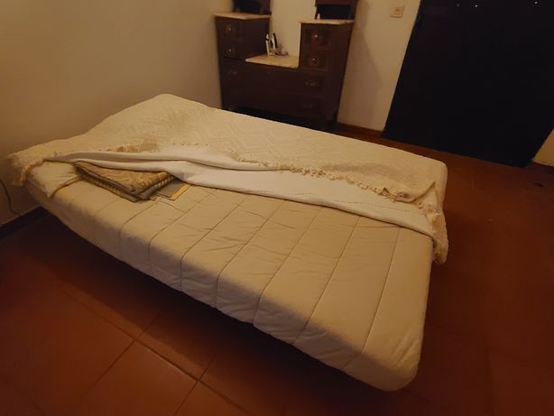 Sofá-cama com colchão e capa