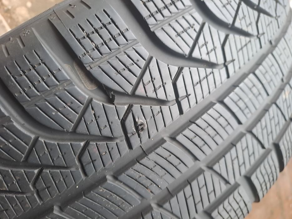 Opona Pirelli 245 40 R19 98V P zero Winter