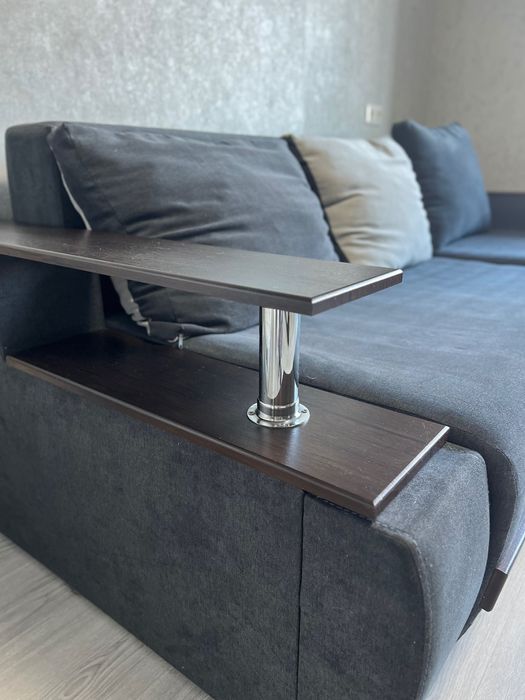 Кутовий диван у гарному стані з нішами для зберігання