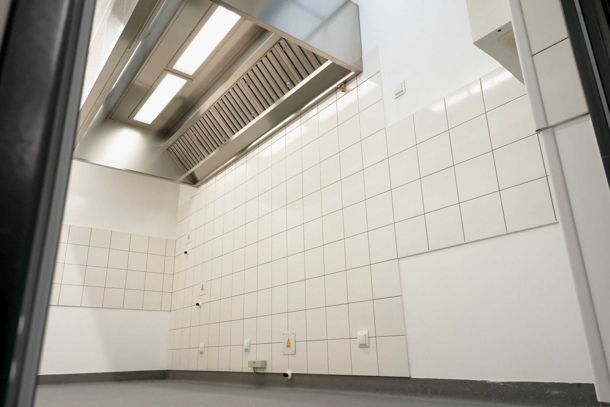 Kuchnia produkcyjna na wynajem: dostawa, catering, dark kitchen