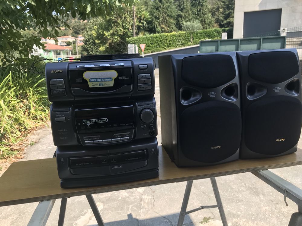 Aparelagem de musica  sao dois vendo no comjunto um sony e outro  tens