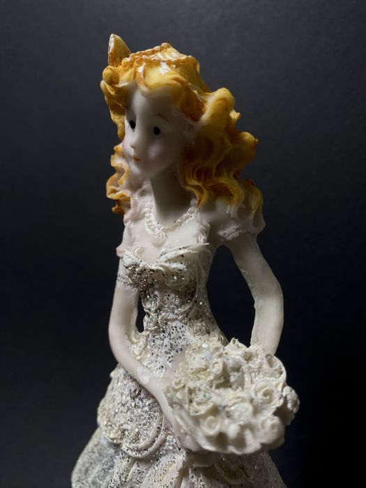 Статуетка нареченої в білій сукні