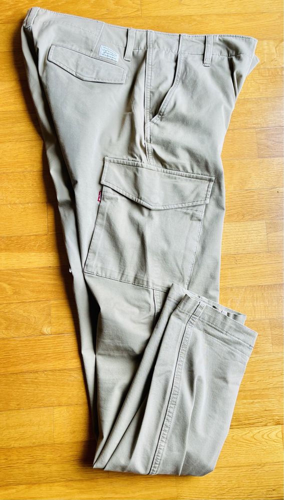 Calças Levis Cargo tamanho 32 USA / 42 EU