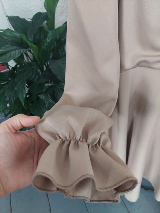 Гарна сукня бежева