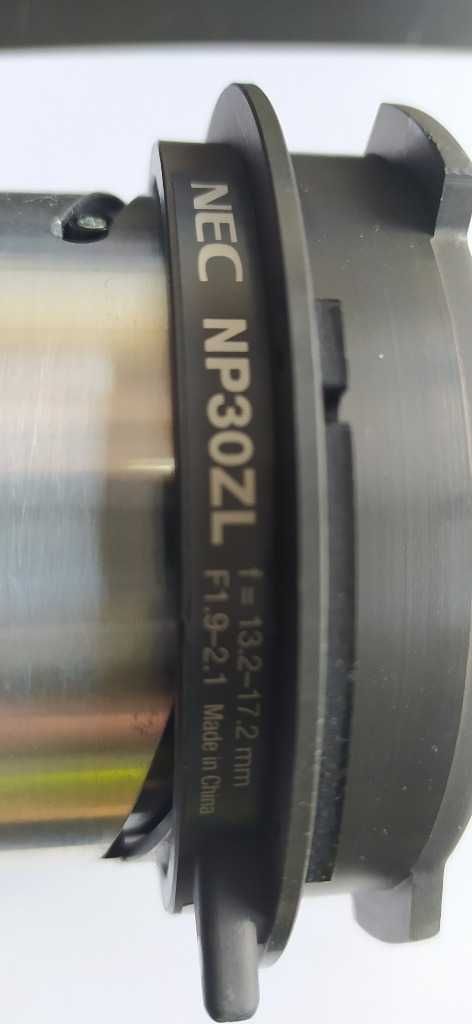 Projektor NEC PA722X + Obiektyw NP30ZL