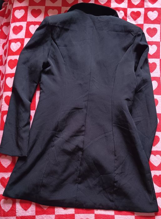 Czarna marynarka dwurzędowa z ozdobnymi złotymi guzikami