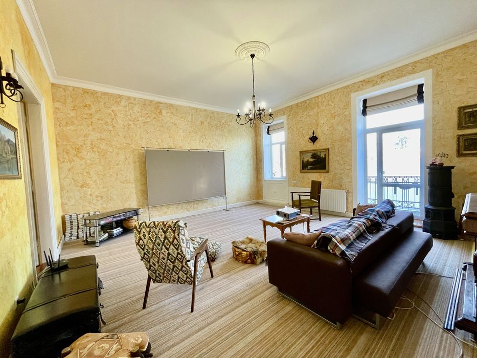 Продам 5 кімнатну квартиру в центрі