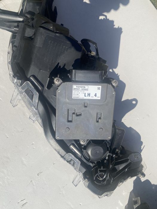 Lampa przednia Toyota Rav4 v 19 kompletna