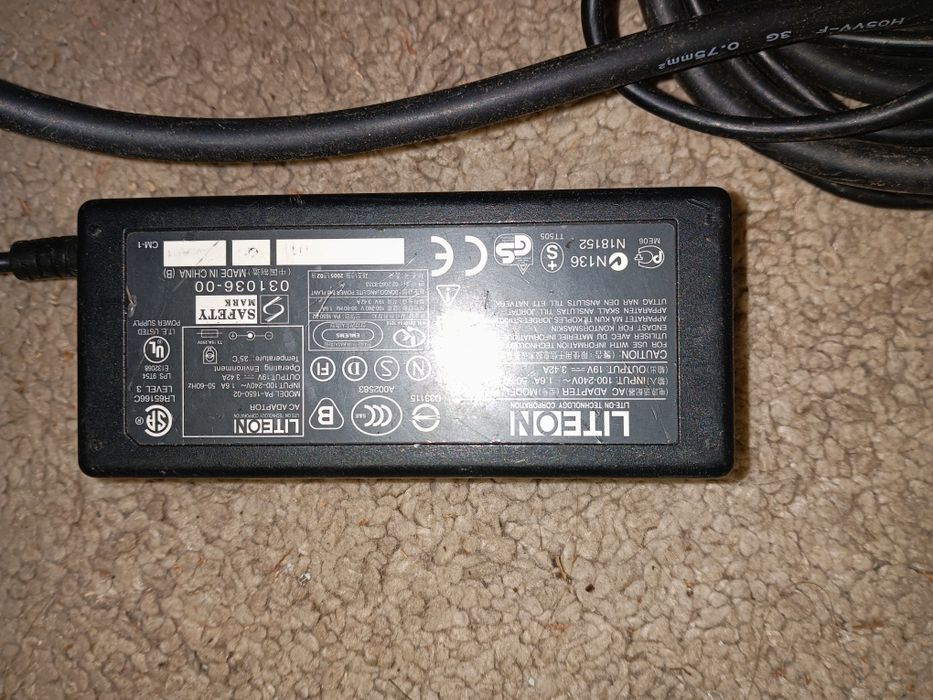 transformador de corrente alternada (AC) da marca Lite-On, modelo PA-1