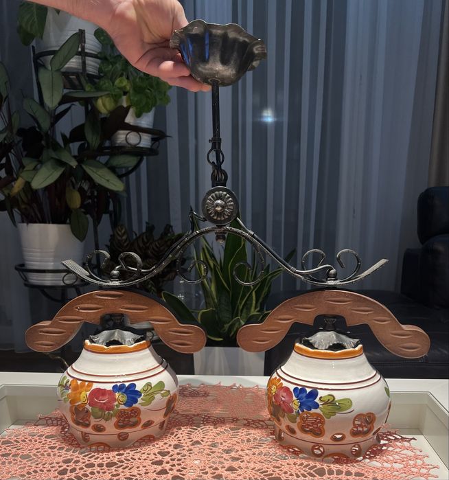 Żyrandol w stylu rustykalnym lub wiejski