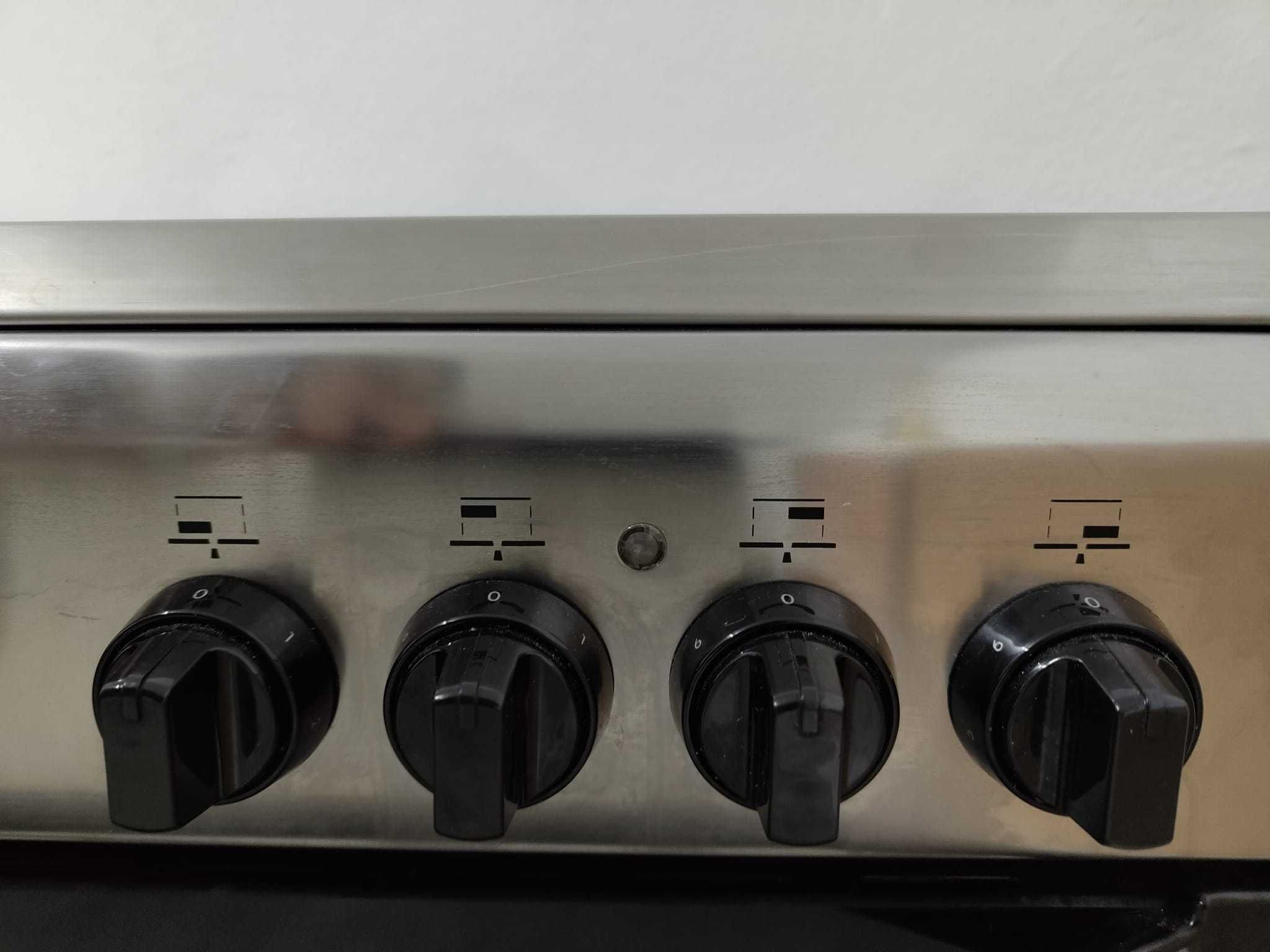 Fogão/forno INDESIT elétrico vitrocerâmica, Classe A, Cor Inox