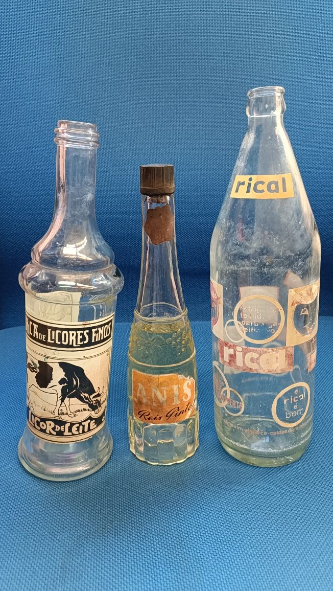 Coleção de garrafas antigas de vidro, pirogravadas e com relevo