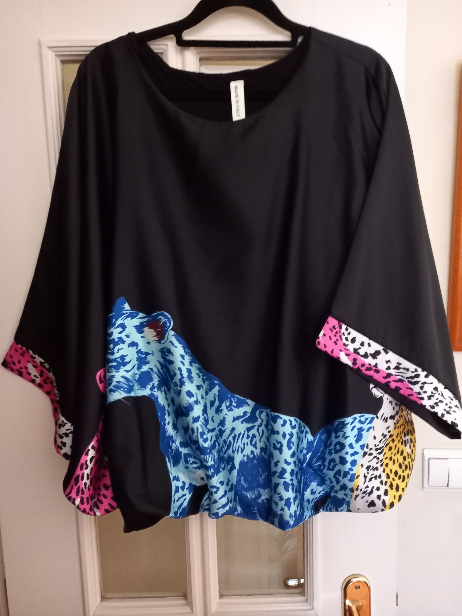 Blusa com leopardos